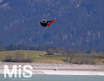 07.04.2020, Forggensee bei Fssen im Allgu,  Kitesurfer nutzen den strammen Wind zu ihrem Sport auf dem Stausee. Hier lsst sich ein Kutesurfer in die Luft ziehen.