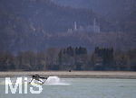 07.04.2020, Forggensee bei Fssen im Allgu,  Kitesurfer nutzen den strammen Wind zu ihrem Sport auf dem Stausee. Im Hintergrund das Schloss Neuschwanstein.