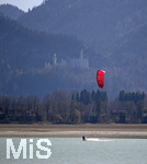 07.04.2020, Forggensee bei Fssen im Allgu,  Kitesurfer nutzen den strammen Wind zu ihrem Sport auf dem Stausee. Im Hintergrund das Schloss Neuschwanstein.