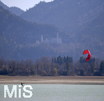 07.04.2020, Forggensee bei Fssen im Allgu,  Kitesurfer nutzen den strammen Wind zu ihrem Sport auf dem Stausee. Im Hintergrund das Schloss Neuschwanstein. 