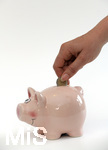 15.05.2020,  Sparschwein Symbolbild, Frau steckt Zwei Euro in ein Sparschwein.