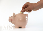 15.05.2020,  Sparschwein Symbolbild, Frau steckt ein Euro in ein Sparschwein.