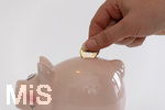 15.05.2020,  Sparschwein Symbolbild, Frau steckt ein Euro in ein Sparschwein.