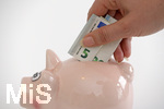 15.05.2020,  Sparschwein Symbolbild, Frau steckt 5 Euro-Schein in ein Sparschwein.