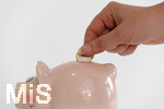 15.05.2020,  Sparschwein Symbolbild, Frau steckt ein Euro in ein Sparschwein.
