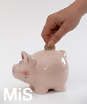 15.05.2020,  Sparschwein Symbolbild, Frau steckt Zwei Euro in ein Sparschwein.