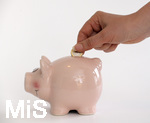 15.05.2020,  Sparschwein Symbolbild, Frau steckt ein Euro in ein Sparschwein.