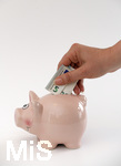 15.05.2020,  Sparschwein Symbolbild, Frau steckt 5 Euro-Schein in ein Sparschwein.