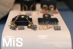 18.05.2020, Schaufenster in Fssen im Allgu, Modeschmuck in einem Schmuckladen. 