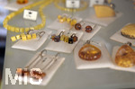18.05.2020, Schaufenster in Fssen im Allgu, Modeschmuck aus Bernstein in einem Schmuckladen. 