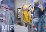 18.05.2020, Schaufenster in Fssen im Allgu, Kleiner Stoffhase in einem Bekleidungsgeschft.