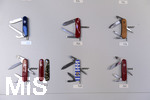 18.05.2020, Schaufenster in Fssen im Allgu,  Schweizer Taschenmesser auch in Bayern-Optik in einem Souvenirladen.