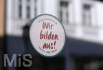 18.05.2020, Schaufenster in Fssen im Allgu,  Schild an einem Schaufenster: Wir bilden aus!