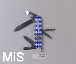 18.05.2020, Schaufenster in Fssen im Allgu,  Taschenmesser in Bayern-Optik in einem Souvenirladen.