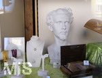 18.05.2020, Schaufenster in Fssen im Allgu,  Bste vom Bayerischen Mrchenknig Ludwig in einem Souvenirladen.