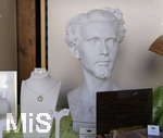 18.05.2020, Schaufenster in Fssen im Allgu,  Bste vom Bayerischen Mrchenknig Ludwig in einem Souvenirladen. 