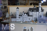 18.05.2020, Schaufenster in Fssen im Allgu,  Modell vom Schloss Neuschwanstein vom Mrchenknig Ludwig in einem Souvenirladen. 