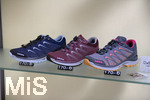 18.05.2020, Schaufenster in Fssen im Allgu,  Bergschuhe in einem Schuhladen. 