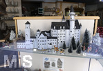 18.05.2020, Schaufenster in Fssen im Allgu,  Modell vom Schloss Neuschwanstein vom Mrchenknig Ludwig in einem Souvenirladen. 