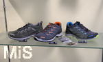 18.05.2020, Schaufenster in Fssen im Allgu,  Bergschuhe in einem Schuhladen. 