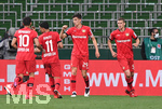 Jubel nach dem 1:2: Torschuetze Kai Havertz (Leverkusen) mit Kerem Demirbay (Leverkusen) und Nadiem Amiri (Leverkusen). Rechts: Sven Bender (Leverkusen).

Sport: Fussball: 1. Bundesliga: Saison 19/20: 26. Spieltag: SV Werder Bremen - Bayer 04 Leverkusen, 18.05.2020

Foto: Marvin Ibo Gngr/GES/POOL

