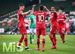 Jubel 1:4: Kerem Demirbay (Leverkusen)/m.  jubelt mit Kai Havertz (Leverkusen)/l. und Karim Bellarabi (Leverkusen)/r.

Sport: Fussball: 1. Bundesliga: Saison 19/20: 26. Spieltag: SV Werder Bremen - Bayer 04 Leverkusen, 18.05.2020

Foto: Marvin Ibo Gngr/GES/POOL

