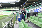Ein Mitarbeiter fegt die Tribuene.

Sport: Fussball: 1. Bundesliga: Saison 19/20: 26. Spieltag: SV Werder Bremen - Bayer 04 Leverkusen, 18.05.2020

Foto: Marvin Ibo Gngr/GES/POOL


