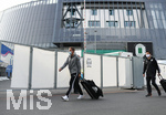 Schiedsrichter Tobias Stieler (Hamburg) kommt  mit Atemmaske am Stadion an.

Sport: Fussball: 1. Bundesliga: Saison 19/20: 26. Spieltag: SV Werder Bremen - Bayer 04 Leverkusen, 18.05.2020

Foto: Marvin Ibo Gngr/GES/POOL

