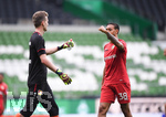 Vor dem Spiel: Torwart Lukas Hradecky (Leverkusen) und Karim Bellarabi (Leverkusen).

Sport: Fussball: 1. Bundesliga: Saison 19/20: 26. Spieltag: SV Werder Bremen - Bayer 04 Leverkusen, 18.05.2020

Foto: Marvin Ibo Gngr/GES/POOL

