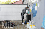 Schiedsrichter Tobias Stieler (Hamburg) waescht sich mit Atemmaske die Haende.

Sport: Fussball: 1. Bundesliga: Saison 19/20: 26. Spieltag: SV Werder Bremen - Bayer 04 Leverkusen, 18.05.2020

Foto: Marvin Ibo Gngr/GES/POOL

