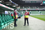 Ordnungspersonal mit Schutmasken im Gespraech.

Sport: Fussball: 1. Bundesliga: Saison 19/20: 26. Spieltag: SV Werder Bremen - Bayer 04 Leverkusen, 18.05.2020

Foto: Marvin Ibo Gngr/GES/POOL

