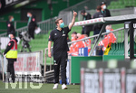 Trainer Florian Kohfeldt (Bremen) betritt den Innenraum mit Atemschutzmaske und hat den Daumen hoch.

Sport: Fussball: 1. Bundesliga: Saison 19/20: 26. Spieltag: SV Werder Bremen - Bayer 04 Leverkusen, 18.05.2020

Foto: Marvin Ibo Gngr/GES/POOL

