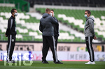 Das Schiedsrichterteam um Schiedsrichter Tobias Stieler (Hamburg)/r. vor dem Spiel.

Sport: Fussball: 1. Bundesliga: Saison 19/20: 26. Spieltag: SV Werder Bremen - Bayer 04 Leverkusen, 18.05.2020

Foto: Marvin Ibo Gngr/GES/POOL

