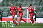 Karim Bellarabi (Leverkusen)/m. und Aleksandar Dragovic (Leverkusen)/r. beim Aufwaermen,

Sport: Fussball: 1. Bundesliga: Saison 19/20: 26. Spieltag: SV Werder Bremen - Bayer 04 Leverkusen, 18.05.2020

Foto: Marvin Ibo Gngr/GES/POOL

