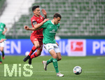 Zweikampf, Duell  Maximilian Eggestein (Bremen)/r. gegen Charles Aranguiz (Leverkusen)/l.

Sport: Fussball: 1. Bundesliga: Saison 19/20: 26. Spieltag: SV Werder Bremen - Bayer 04 Leverkusen, 18.05.2020

Foto: Marvin Ibo Gngr/GES/POOL

