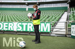 Ein Balljunge mit Atemschutzmaske desinfiziert den Ball.

Sport: Fussball: 1. Bundesliga: Saison 19/20: 26. Spieltag: SV Werder Bremen - Bayer 04 Leverkusen, 18.05.2020

Foto: Marvin Ibo Gngr/GES/POOL

