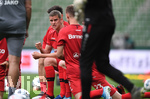 Sven Bender (Leverkusen) spricht mit seinen Mitspielern vor dem Spiel.

Sport: Fussball: 1. Bundesliga: Saison 19/20: 26. Spieltag: SV Werder Bremen - Bayer 04 Leverkusen, 18.05.2020

Foto: Marvin Ibo Gngr/GES/POOL

