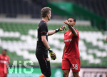 Vor dem Spiel: Torwart Lukas Hradecky (Leverkusen) und Karim Bellarabi (Leverkusen).

Sport: Fussball: 1. Bundesliga: Saison 19/20: 26. Spieltag: SV Werder Bremen - Bayer 04 Leverkusen, 18.05.2020

Foto: Marvin Ibo Gngr/GES/POOL

