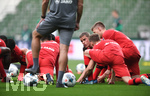 Sven Bender (Leverkusen) spricht mit seinen Mitspielern vor dem Spiel.

Sport: Fussball: 1. Bundesliga: Saison 19/20: 26. Spieltag: SV Werder Bremen - Bayer 04 Leverkusen, 18.05.2020

Foto: Marvin Ibo Gngr/GES/POOL

