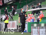 Trainer Florian Kohfeldt (Bremen) betritt den Innenraum mit Atemschutzmaske und winkt den wenigen Beteiligten.

Sport: Fussball: 1. Bundesliga: Saison 19/20: 26. Spieltag: SV Werder Bremen - Bayer 04 Leverkusen, 18.05.2020

Foto: Marvin Ibo Gngr/GES/POOL

