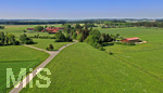 22.05.2020,  Landschaftsbilder bei Bad Wrishofen, ursprngliche Landschaften mit blhenden Hecken und Hgel-Landschaft, hinten das Dorf Untergammenried.