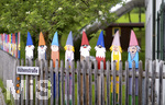 25.05.2020,  Hopfen am See bei Fssen im Allgu, Kindergarten mit lustigen Holz-Wichteln am Gartenzaun.