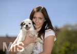 10.05.2020,  Hundebesitzerin Romina mit ihrem Mischlingshund im Garten 