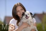 10.05.2020,  Hundebesitzerin Romina mit ihrem Mischlingshund im Garten 