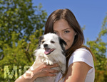 10.05.2020,  Besitzerin Romina mit ihrem Mischlingshund im Garten 