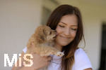10.05.2020,  Hunde-Besitzerin Romina mit Hunde-Welpe Sina, eine kleine Shih Tzu-Mischlings-Dame mit ihrem Frauchen.