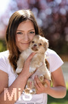 10.05.2020,  Hunde-Besitzerin Romina mit Hunde-Welpe Sina, eine kleine Shih Tzu-Mischlings-Dame mit ihrem Frauchen.