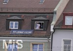 31.05.2020, Fussball 3. Bundesliga 2019/2020, 28.Spieltag, TSV 1860 Mnchen - MSV Duisburg, im Grnwalderstadion Mnchen,  Lwenfans schauen von einem Wohnungsfenster gegenber zu.
    

