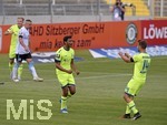 31.05.2020, Fussball 3. Bundesliga 2019/2020, 28.Spieltag, TSV 1860 Mnchen - MSV Duisburg, im Grnwalderstadion Mnchen, Torjubel Marvin Compper (li, MSV Duisburg) mit Tim Albutat (MSV Duisburg).
    

