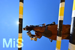 13.06.2020,  Springreiten, Trainings-Springen in Bissingen/Zoltingen Reitanlage Zoller, Pferd springt ber ein Hindernis, aufgenommen aus der Froschperspektive gegen den Himmel.
